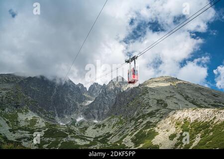 TATRANSKA LOMNICA, SLOWAKEI, AUGUST 2020 - Rote Seilbahn von Skalnate pleso zum Gipfel Lomnicky Stit in der Hohen Tatra Stockfoto