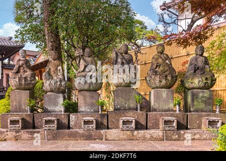 tokio, japan - november 10 2020: Sechs sitzende Statuen Jizo Bodhisattva Symbol der kindlichen Frömmigkeit, um Kinder im Jenseits zu schützen und als Kultur registriert Stockfoto