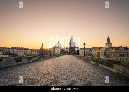 Karlsbrücke bei Sonnenaufgang, Altstädter Brückenturm, Prag UNESCO, Tschechische republik, Europa - Altstadt Stockfoto