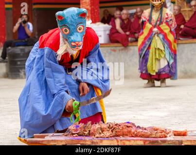 Lamayuru, Indien - 17. Juni 2012: Mönch in Maske führt Opferritual auf einem religiösen maskierten und kostümierten Mysterientanz des tantrischen tibetischen Buddhismus aus