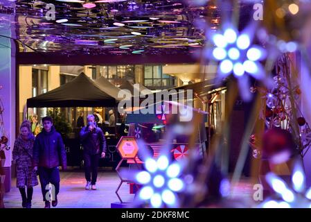 Covent Garden, London, Großbritannien. Dezember 2020. Weihnachtsbeleuchtung in Covent Garden, London geht heute Abend in Tier 3. Kredit: Matthew Chattle/Alamy Live Nachrichten Stockfoto