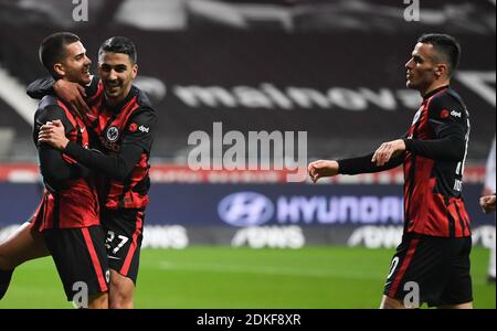 15. Dezember 2020, Hessen, Frankfurt/Main: Fußball: Bundesliga, Eintracht Frankfurt - Borussia Mönchengladbach, Matchday 12 im Deutsche Bank Park. Die Frankfurter André Silva (l-r), Aymen Barkok und Filip Kostic feiern nach dem 2:1-Tor. Foto: Arne Dedert/dpa - WICHTIGER HINWEIS: Gemäß den Bestimmungen der DFL Deutsche Fußball Liga und/oder des DFB Deutscher Fußball-Bund ist es untersagt, im Stadion und/oder vom Spiel aufgenommene Fotos in Form von Sequenzbildern und/oder videoähnlichen Fotoserien zu verwenden oder zu verwenden. Stockfoto