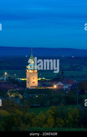 Retz, Stadt Retz mit Rathausturm, Weinberg, Weinviertel, Niederösterreich / Niederösterreich, Österreich Stockfoto