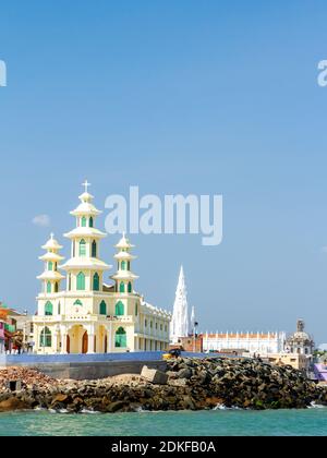 Kanyakumari, Indien - 20 Jan 2012: St. Rochus Kirche und Our Lady of Ransom Kirche am Meer in der Kanyakumari am südlichsten Punkt von Indien, fo Stockfoto