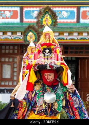 Lingdum, Sikkim, Indien - 23. Dezember 2011: Lama in rituellen Kostümen und kunstvoll verzierten Hut führt ein historisches religiöses Mysterium Black hat Dance of Tibetan B Stockfoto