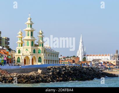 Kanyakumari, Indien - 20 Jan 2012: St. Rochus Kirche und Our Lady of Ransom Kirche am Meer in der Kanyakumari am südlichsten Punkt von Indien, fo Stockfoto