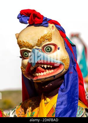 Lingdum, Sikkim, , Indien - 23. Dezember 2011: Nicht identifizierter Mönch in Garuda Maske (Vogel-wie Kreatur in Hindu-, Buddhist und Jain Mythologie) führt rel Stockfoto