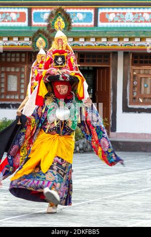 Lingdum, Sikkim, Indien - 23. Dezember 2011: Lama in rituellen Kostümen und kunstvoll verzierten Hut führt ein historisches religiöses Mysterium Black hat Dance of Tibetan B Stockfoto