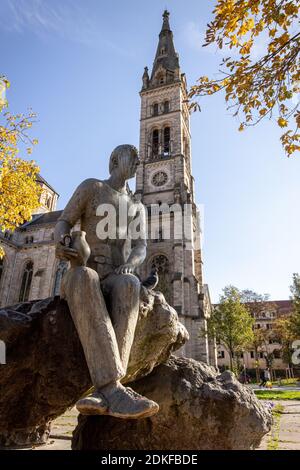 Matthäus-Kirche und Heslacher Stocker (Hermann Christian Zimmerle, 1993) am Erwin-Schoettle-Platz. Stuttgart, Baden-Württemberg, Deutschland. Stockfoto