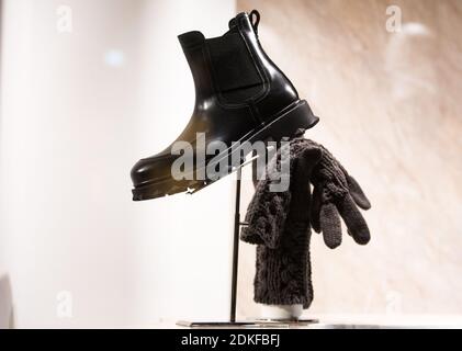 Herren stylische Schuhe im Laden - Shopping-Konzept Stockfoto