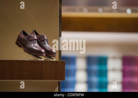 Herren stylische Schuhe im Laden - Shopping-Konzept Stockfoto
