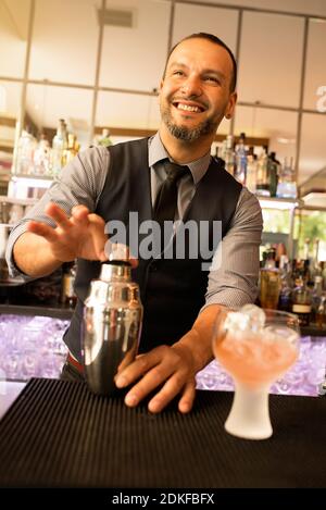 Im Night Club macht kompetente Barkeeper cocktail. Stockfoto