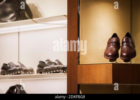Herren stylische Schuhe im Laden - Shopping-Konzept Stockfoto