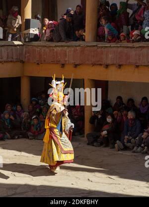 Korzok, Indien - 23. Juli 2012: Nicht identifizierter Mönch in Hirsch Maske mit Schwert führt religiösen Mysterientanz des tibetischen Buddhismus auf dem Cham Dance Festival Stockfoto