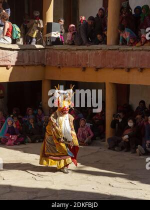 Korzok, Indien - 23. Juli 2012: Nicht identifizierter Mönch in Hirsch Maske mit Schwert führt religiösen Mysterientanz des tibetischen Buddhismus auf dem Cham Dance Festival Stockfoto