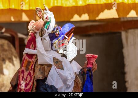 Korzok, Ladakh, Indien - 23. Juli 2012: Nicht identifizierter Mönch in Garuda Maske (Vogelwesen in der Hindu-, Buddhistischen und Jain Mythologie) mit rituellen Tor-ma Stockfoto