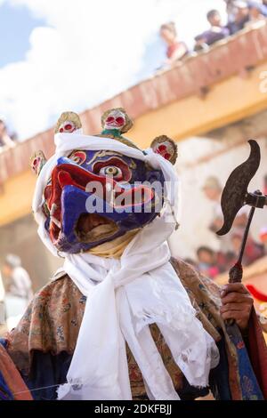 Korzok, Ladakh, Indien - 23. Juli 2012: Nicht identifizierter Mönch in Garuda Maske (Vogel-wie Kreatur in Hindu-, Buddhist-und Jain Mythologie) mit rituellen Axt (pa Stockfoto