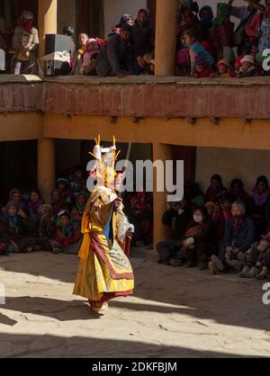 Korzok, Indien - 23. Juli 2012: Nicht identifizierter Mönch in Hirsch Maske mit Schwert führt religiösen Mysterientanz des tibetischen Buddhismus auf dem Cham Dance Festival Stockfoto