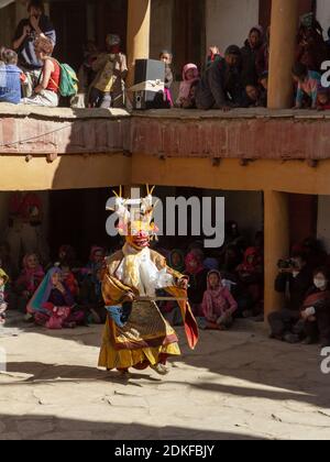 Korzok, Indien - 23. Juli 2012: Nicht identifizierter Mönch in Hirsch Maske mit Schwert führt religiösen Mysterientanz des tibetischen Buddhismus auf dem Cham Dance Festival Stockfoto