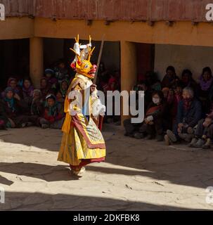 Korzok, Indien - 23. Juli 2012: Nicht identifizierter Mönch in Hirsch Maske mit Schwert führt religiösen Mysterientanz des tibetischen Buddhismus auf dem Cham Dance Festival Stockfoto