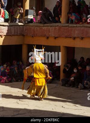Korzok, Indien - 23. Juli 2012: Nicht identifizierter Mönch in Hirsch Maske mit Schwert führt religiösen Mysterientanz des tibetischen Buddhismus auf dem Cham Dance Festival Stockfoto