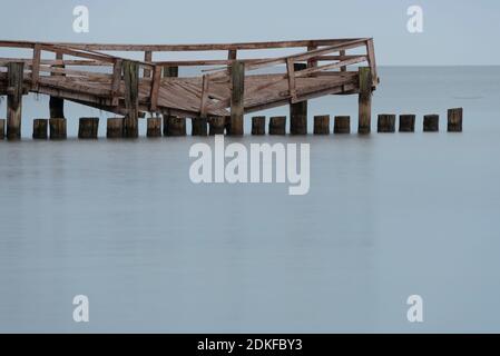 Deutschland, Mecklenburg-Vorpommern, Halbinsel Fischland-Darß-Zingst, zerstörte Fischerpier nach dem ersten Sturmflut des Jahres, Zingst, Ostsee Stockfoto