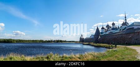 Das Panorama des Solowetski Klosters, des Sees und des Waldes im sonnigen Sommertag, der Tempel, der Türme, der umgebenden Wand auf der Bolschoj Solowetski Insel, Russland Stockfoto