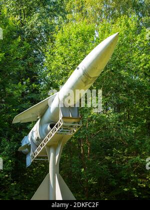 Pereslavl-Zalessky, Russland - 25. Juli 2018: SS-N-3 Shaddock, Turbojet-angetriebene sowjetische Kreuzrakete. Exemplar auf Sockel im Freilichtmuseum Stockfoto