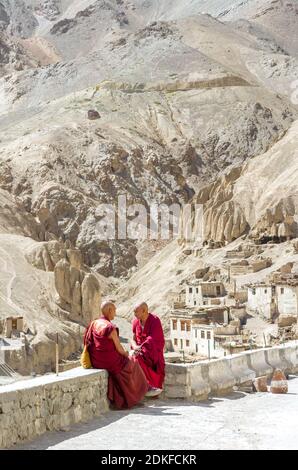 Lamayuru, Indien - 14. Juli 2012: Zwei friedliche Mönche sprechen und ruhen während einer Pause bei der heiligen Zeremonie im buddhistischen Kloster Lamayuru, Ladakh, I Stockfoto