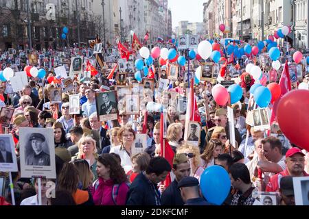 Moskau, Russland - 9. Mai 2018: Vor dem Beginn der Prozession des Immortal Regiments am Tag des Sieges marschieren Tausende von Menschen auf den Roten Platz und Kr Stockfoto