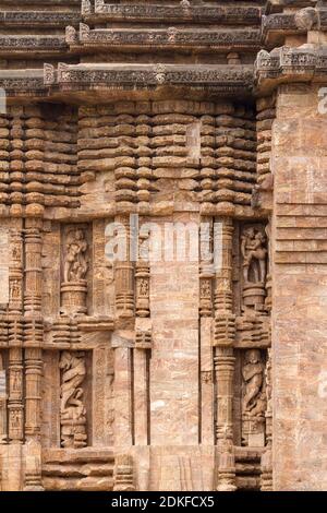 Komplizierte Skulpturen Steinschnitzerei an den Wänden des alten Hindu-Sonnentempels in Konark, Orissa, Indien. 13. Jahrhundert n. Chr. Nahaufnahme. Stockfoto