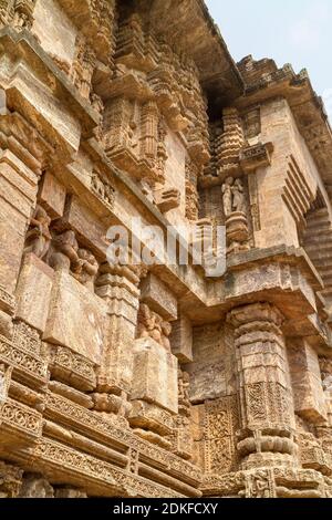 Komplizierte Skulpturen Steinschnitzerei an den Wänden des alten Hindu-Sonnentempels in Konark, Orissa, Indien. 13. Jahrhundert n. Chr. Nahaufnahme. Stockfoto