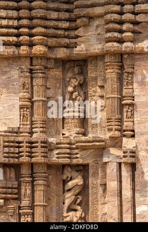 Komplizierte Skulpturen Steinschnitzerei an den Wänden des alten Hindu-Sonnentempels in Konark, Orissa, Indien. 13. Jahrhundert n. Chr. Nahaufnahme. Stockfoto