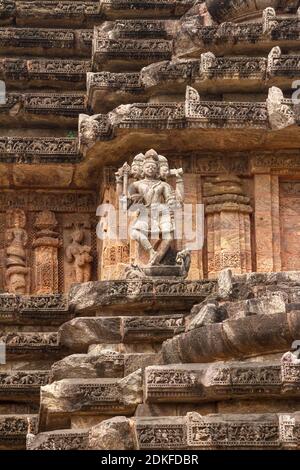 Komplizierte Skulpturen Steinschnitzerei an den Wänden des alten Hindu-Sonnentempels in Konark, Orissa, Indien. 13. Jahrhundert n. Chr. Nahaufnahme. Stockfoto