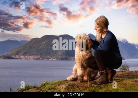 Abenteuerliche Mädchen Wandern auf einem Berg mit einem Hund Stockfoto