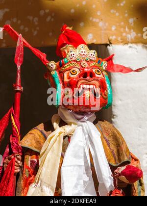 Nicht identifizierter Mönch in Maske mit Speer führt religiösen Mysterientanz des tantrischen tibetischen Buddhismus während des Cham Dance Festival im Kloster Korzok, Stockfoto