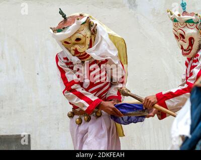 Nicht identifizierte Mönche in Citipati (Schutzgottheit) Masken führen eine religiöse maskierte und kostümierte Mystery Tanz von Tantrischer tibetischer Buddhismus auf Cham Dance Stockfoto