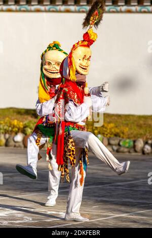 Nicht identifizierte Mönche in Citipati Beschützer Gottheit Masken durchführen religiös maskiert Und kostümierter Mysterientanz des tantrischen tibetischen Buddhismus auf Cham Dance Fes Stockfoto