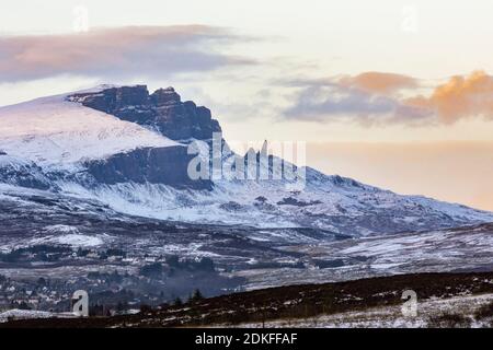 Winterabend auf der Isle of Skye mit bunten Farben Wolken und ein Blick auf den schneebedeckten alten Mann von Storr Stockfoto