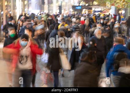 15. Dezember 2020, Hessen, Frankfurt/Main: Dicht gedrängte Passanten beeilen sich auf der Einkaufsmeile Zeil. Ab Mittwoch sind hier fast alle Geschäfte geschlossen. Foto: Boris Roessler/dpa Stockfoto