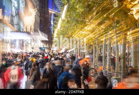 15. Dezember 2020, Hessen, Frankfurt/Main: Dicht gedrängte Passanten beeilen sich auf der Einkaufsmeile Zeil. Ab Mittwoch sind hier fast alle Geschäfte geschlossen. Foto: Boris Roessler/dpa Stockfoto