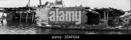 Fragment des Verrottens, verlassenes Schiff am Ufer, Symbol von Dekadenz und Zersetzung, monochromes Bild Stockfoto