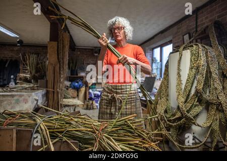 Felicity Irons Gründer von Rushmatters, einer der letzten noch verbliebenen Rush Weavers in Großbritannien, ein Handwerk, das seit angelsächsischen Zeiten unverändert bleibt. Stockfoto