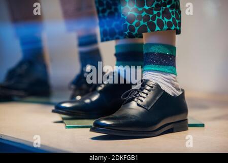 Herren stylische Schuhe im Laden - Shopping-Konzept Stockfoto