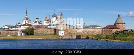 Panorama des Solovetsky Klosters mit blauer Meeresbucht im Vordergrund im sonnigen Sommertag, Tempel, Türme, Umschließungsmauer auf Bolschoj Solovetsky Stockfoto
