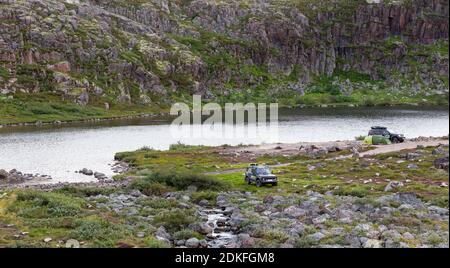 Kola-Halbinsel, Russland - 26. August 2018: Parken von Touristen, die mit dem Auto am See in der Tundra der Kola-Halbinsel in der Nähe der Küste des B Stockfoto