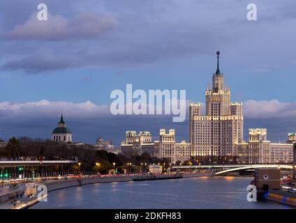 Blick auf Kotelnicheskaya Embankment Building (einer von sieben stalinistischen Wolkenkratzern in Moskau), Moskwa River, Bolschoi Kraschokholmsky Brücke und Damm Stockfoto