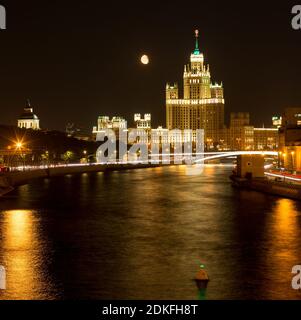 Blick auf Kotelnicheskaya Embankment Building (einer von sieben stalinistischen Wolkenkratzern in Moskau), Moskwa Fluss mit Feuerschiff, Bolschoi Kraschokholmsky Brücke Stockfoto