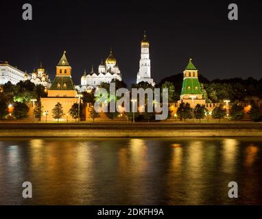 Iwan der große Glockenturm, Erzengel und Verkündigung Kathedralen, geheime und Namenlose Türme des Moskauer Kreml und Moskwa Fluss im Licht der Nacht Stockfoto