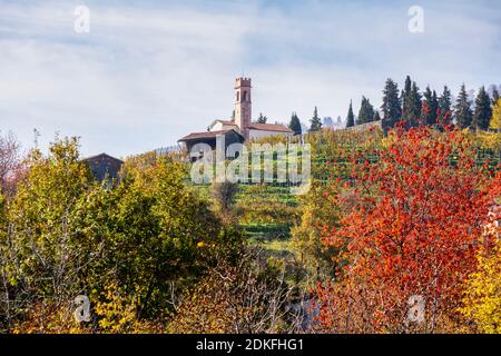 Das Oratorium der seligen Jungfrau des Leidens auf dem Hügel von Combai, zwischen den Weinbergen im Herbst, Miane, Treviso, Italien, Europa Stockfoto